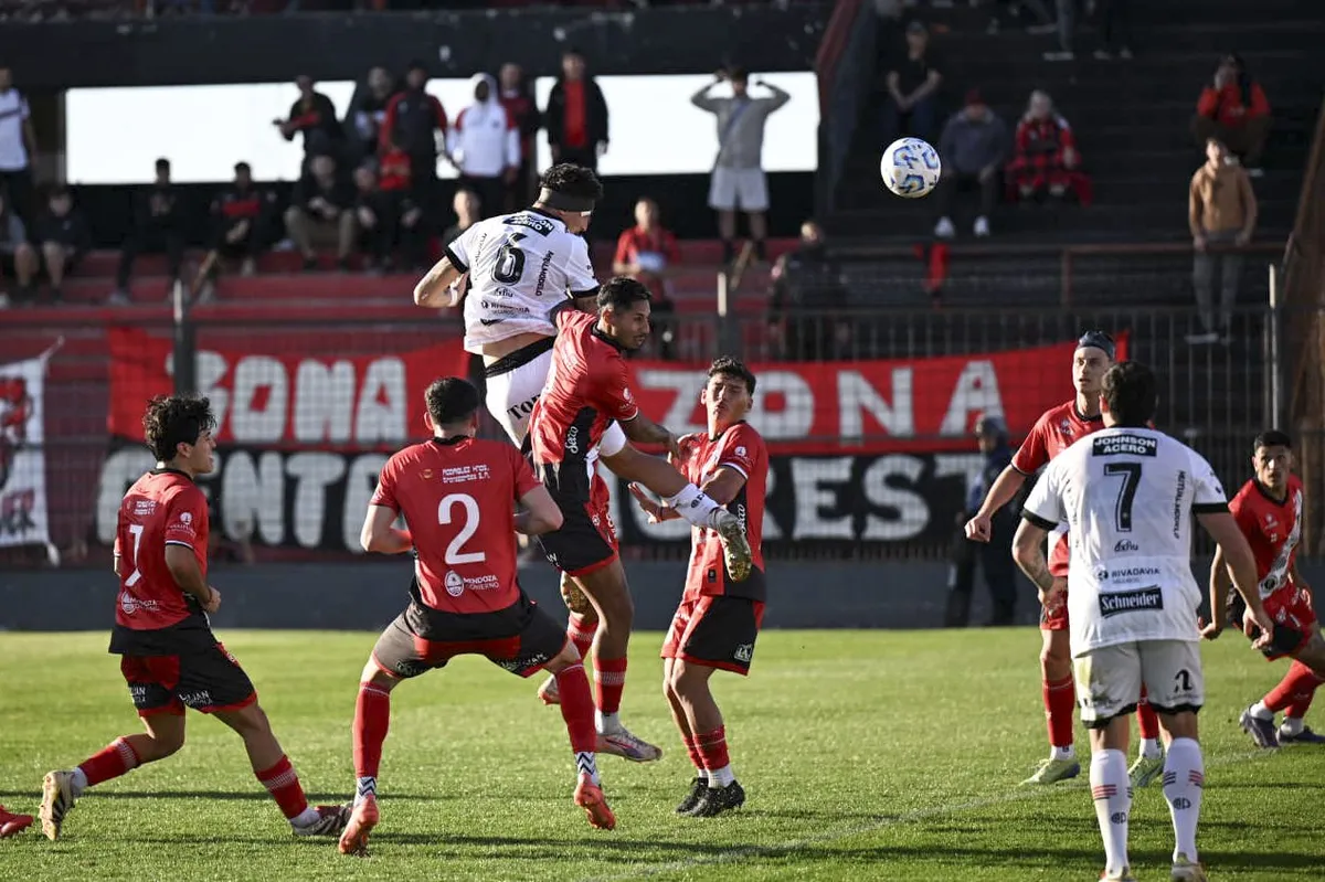 Deportivo Maip&uacute; no pudo con Patronato.