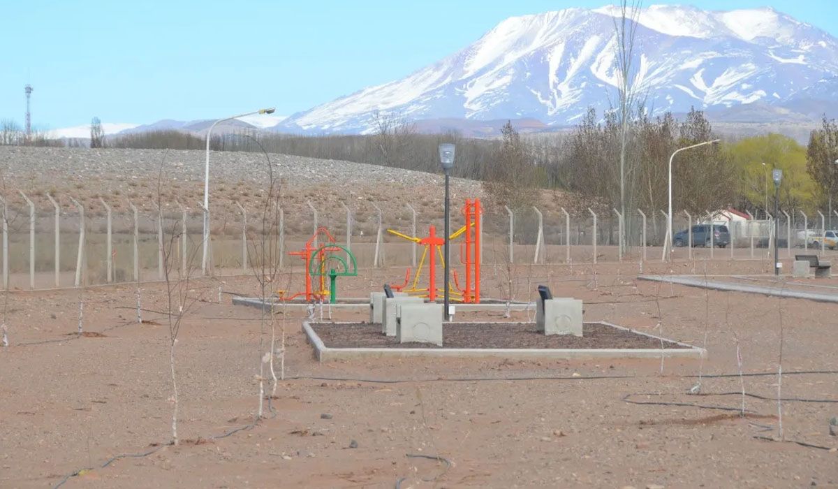 Sobre la histórica mina Huemul en Malargüe se realizó un proceso de remediación ambiental y se colocaron juegos infantiles hace cinco años.