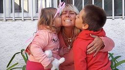 Carla recibiendo el amor de sus hijos, Abril (3) y Agustín (7), quienes fallecieron víctimas de un choque múltiple el 14 de diciembre del 2018. Carla recibiendo el amor de sus hijos, Abril (3) y Agustín (7), quienes fallecieron víctimas de un choque múltiple el 14 de diciembre del 2018.