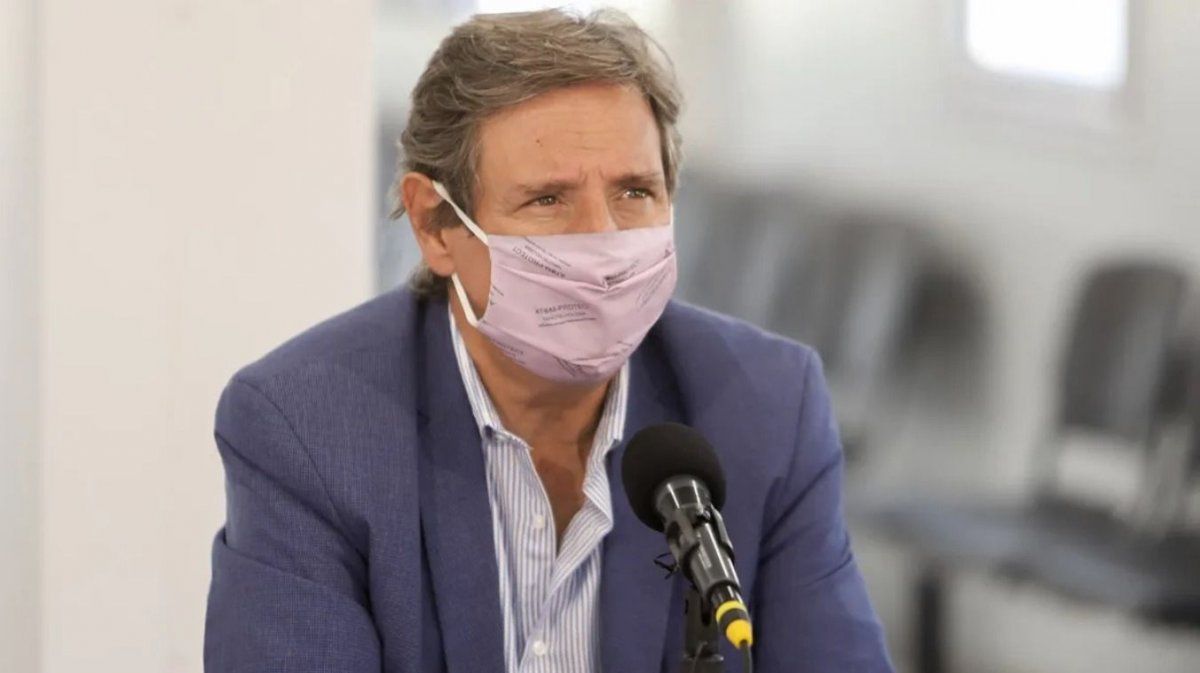 Este lunes el intendente de San Rafael Emir Félix fue sometido a una traqueotomía, calificada de exitosa, en el Hospital Central de Mendoza, donde continúa internado en terapia intensiva desde hace 17 días.