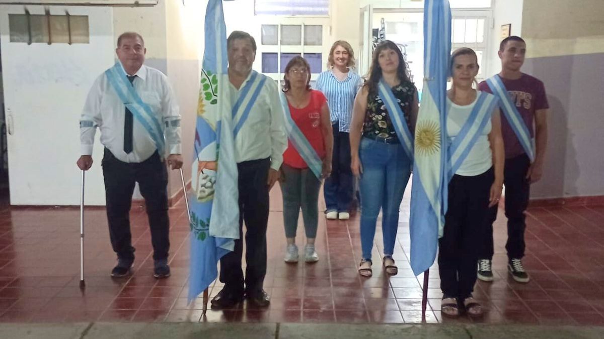 En el cuerpo de la bandera (izquierda) con orgullo y alegría. El accidente no pudo con Julio. En el cuerpo de la bandera (izquierda) con orgullo y alegría. El accidente no pudo con Julio.