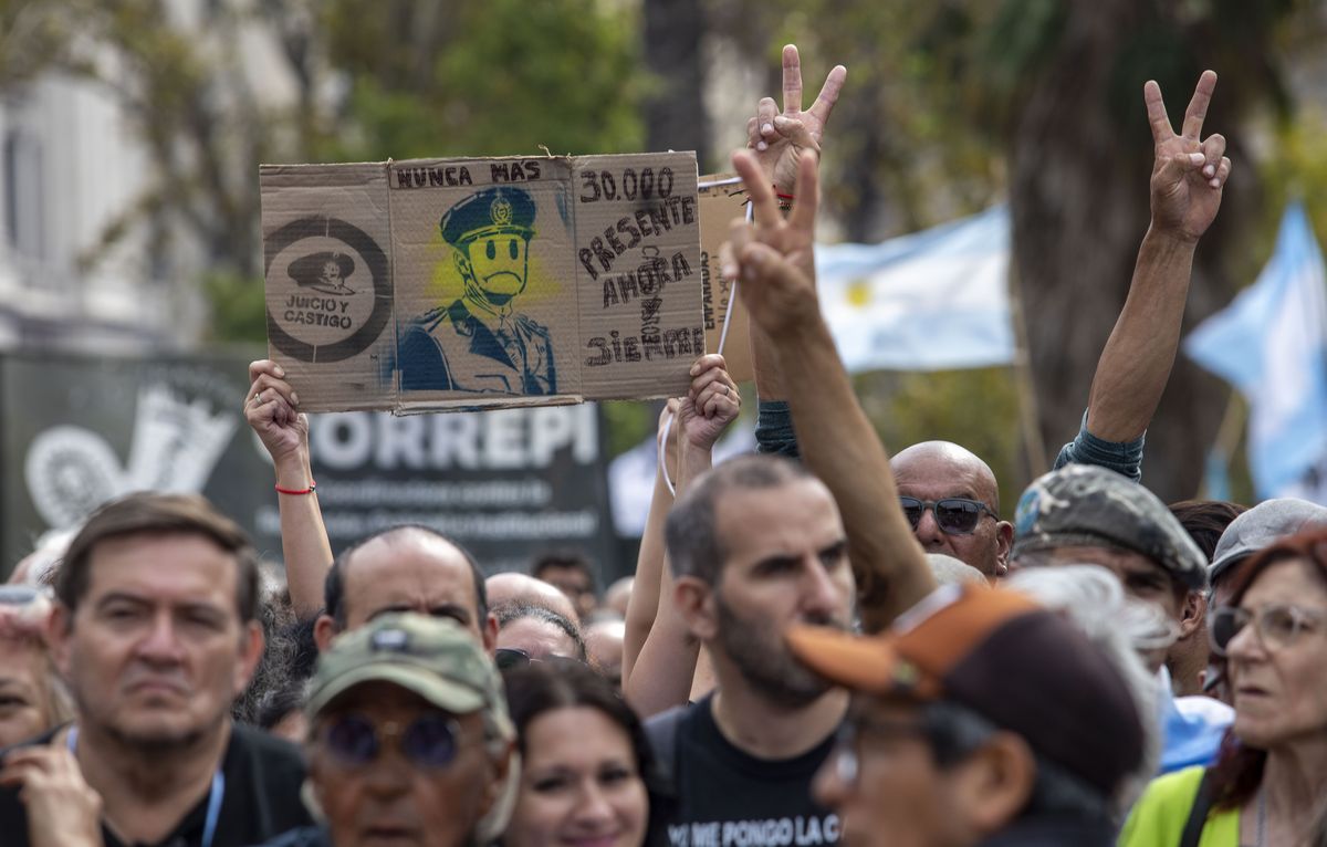 Alguno de los carteles de los manifestantes en Plaza de Mayo. Alguno de los carteles de los manifestantes en Plaza de Mayo.