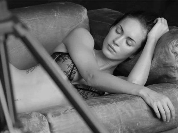 Megan Fox posó para Armani en una campaña súper sexy