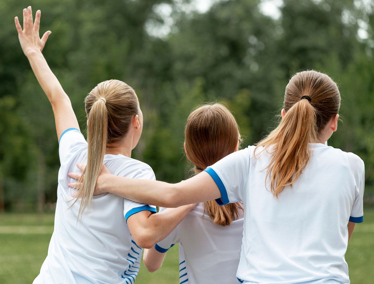 Practicar deportes en equipo favorece la flexibilidad cognitiva, la toma de decisiones rápida y la capacidad de atención. Los chicos deben adaptarse a compañeros, estrategias y cambios constantes durante el juego. Crédito: Freepik. Practicar deportes en equipo favorece la flexibilidad cognitiva, la toma de decisiones rápida y la capacidad de atención. Los chicos deben adaptarse a compañeros, estrategias y cambios constantes durante el juego. Crédito: Freepik.