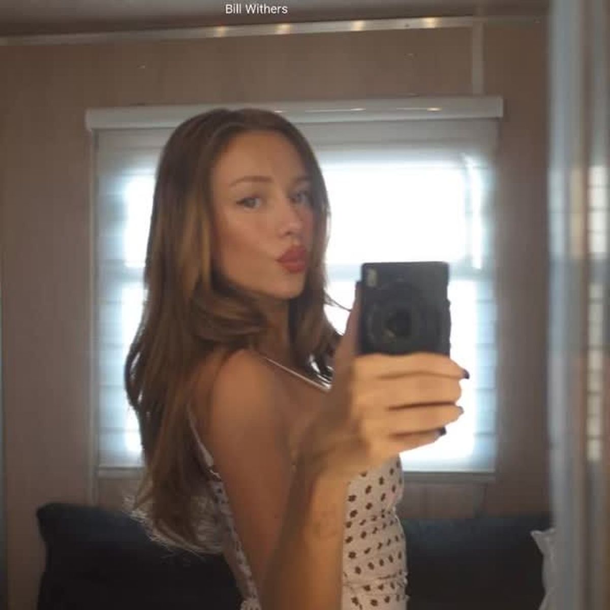 Ester Expósito confirma que es la reina de la primavera: mini vestido floral XS y más. Ester Expósito confirma que es la reina de la primavera: mini vestido floral XS y más.