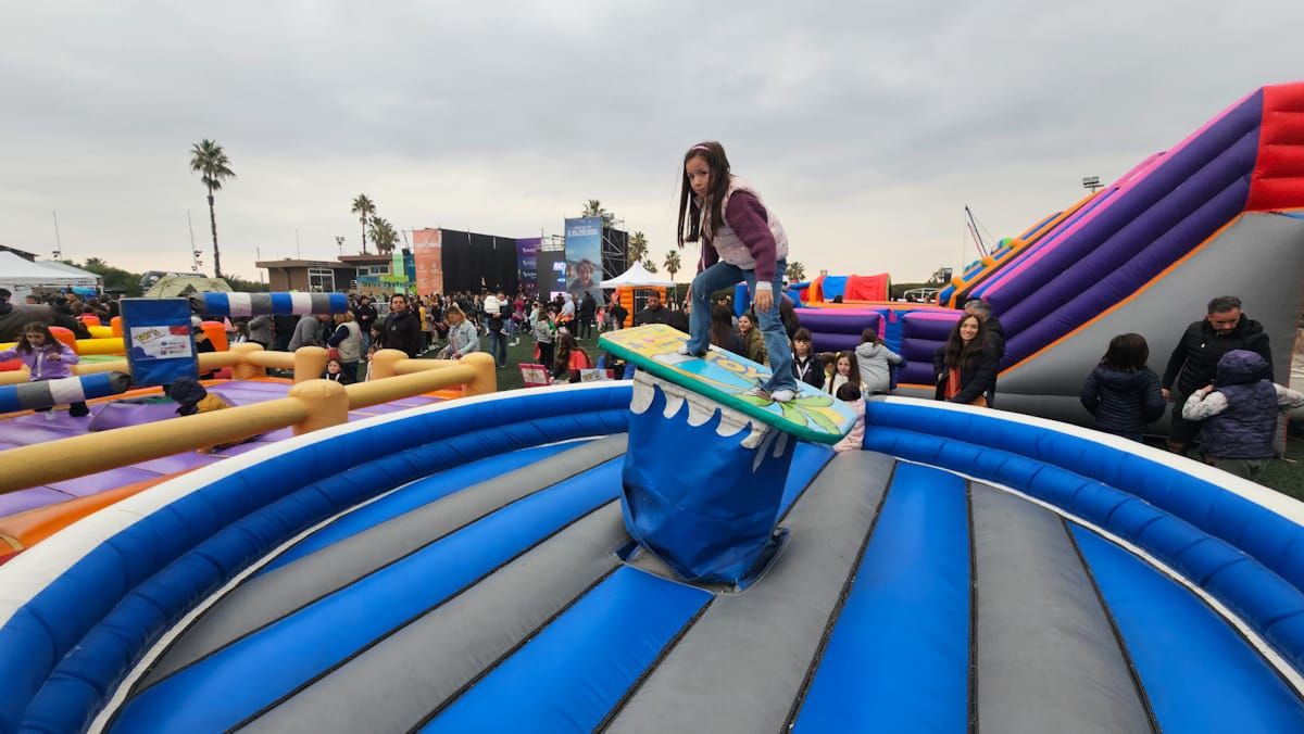Los niños y niñas le aportaron color al festejo. Los niños y niñas le aportaron color al festejo.