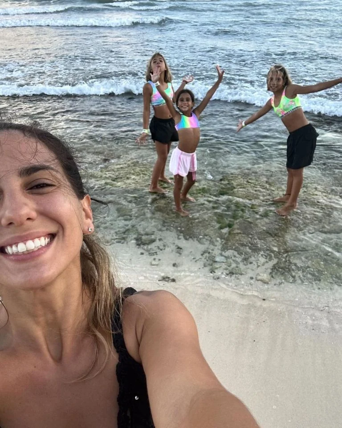Desde la Riviera Maya, Cinthia Fernández es la reina indiscutida del taparrabos ultra cavado. Desde la Riviera Maya, Cinthia Fernández es la reina indiscutida del taparrabos ultra cavado.
