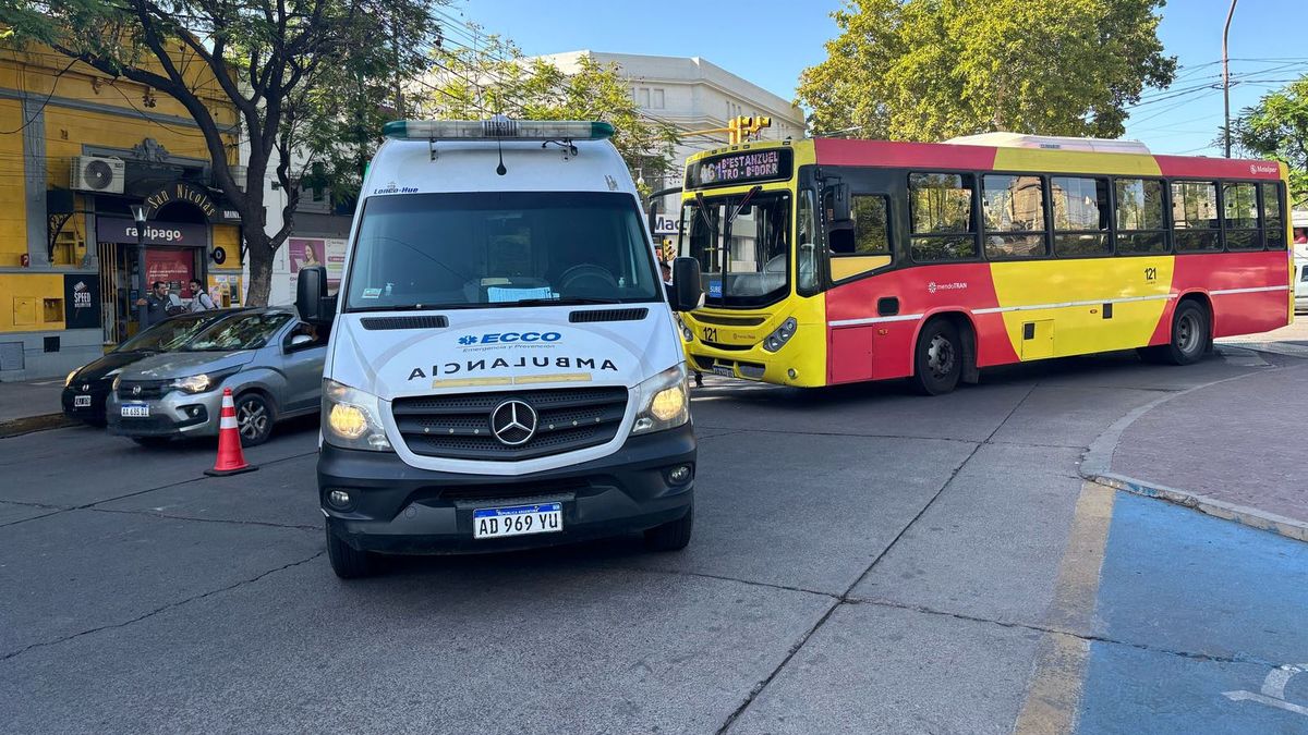 Las dos mujeres atropelladas en Godoy Cruz fueron trasladadas por una ambulancia a un hospital. Las dos mujeres atropelladas en Godoy Cruz fueron trasladadas por una ambulancia a un hospital.