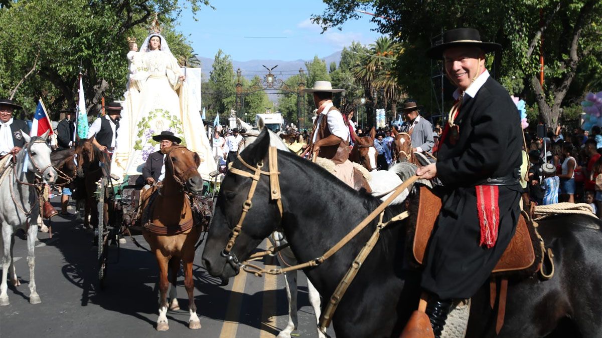 La Federación Gaucha junto con la Virgen de la Carrodilla abrieron el Carrusel de las reinas.