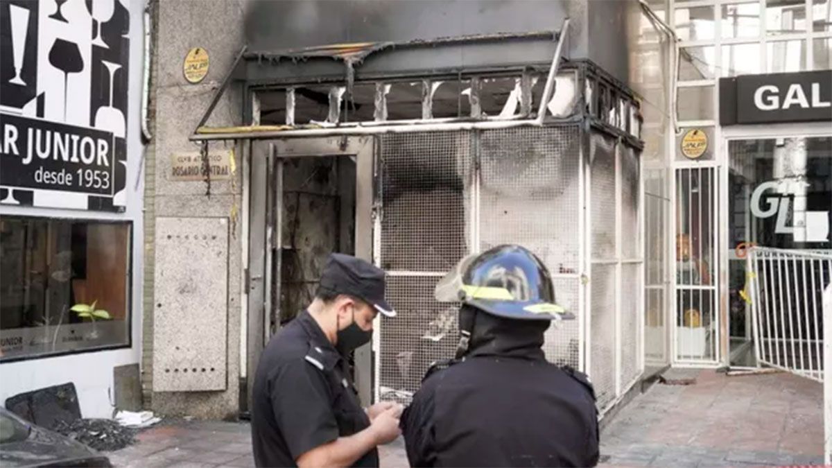 La sede fue atacada con bombas molotov y todo quedó registrado en un video. (Gentileza La Capital).