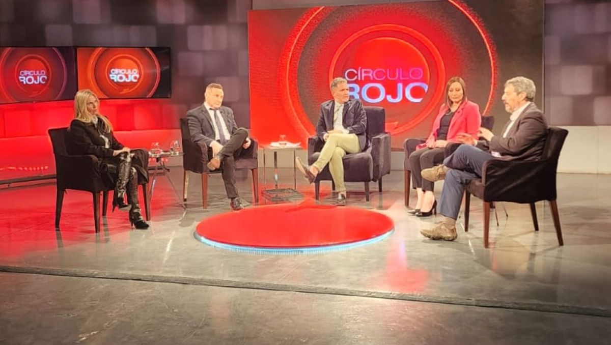Martha Reale, Carlos Hernández, Nacho Rodríguez, Carina Scandura y Andrés Gabrielli. La primera emisión de Círculo Rojo.