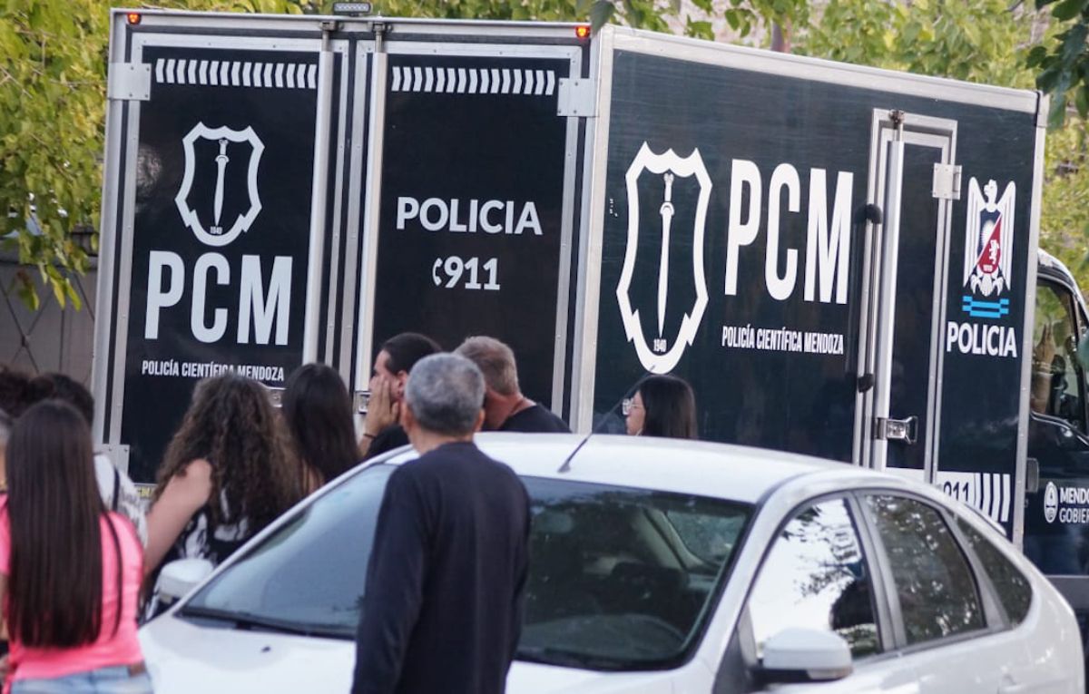 Desgarrador panorama para los familiares del matrimonio que apareció sin vida en una de las habitaciones. Desgarrador panorama para los familiares del matrimonio que apareció sin vida en una de las habitaciones.