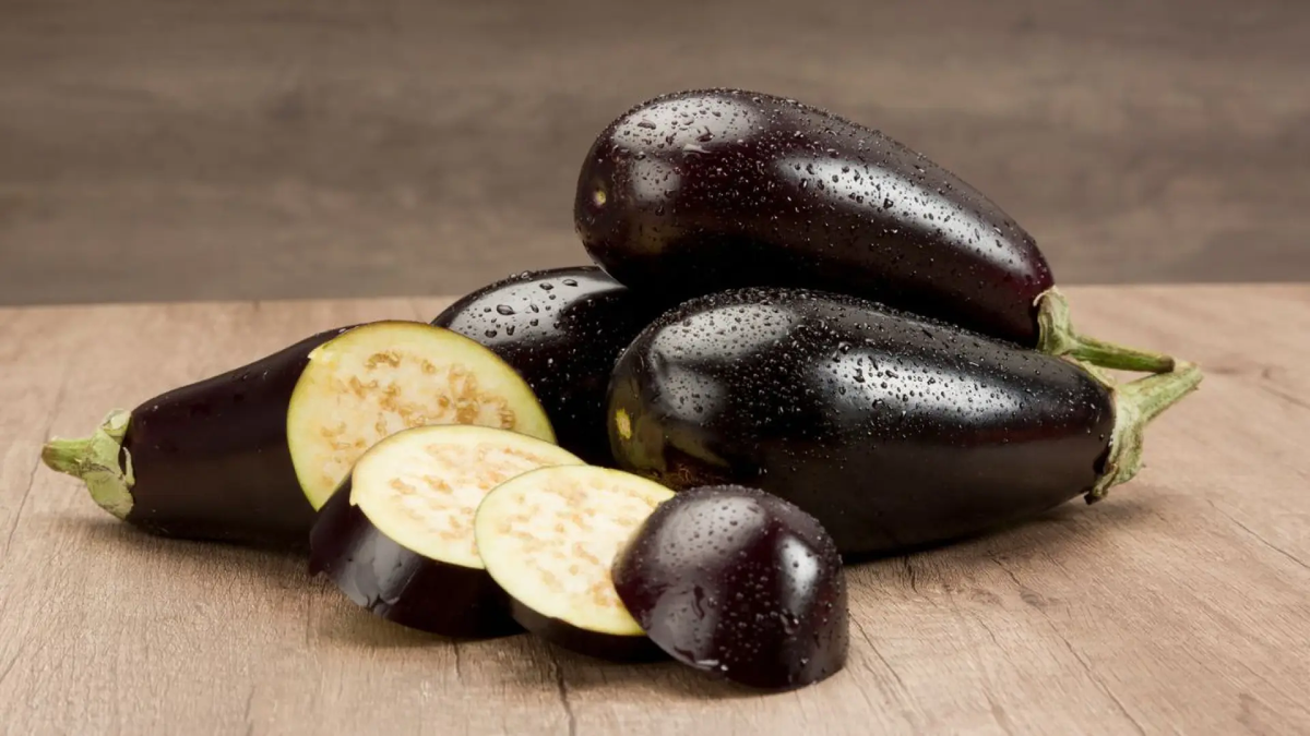 Nutritivas. Las berenjenas son muy saludables y son beneficiosas para prevenir el estreñimiento. Nutritivas. Las berenjenas son muy saludables y son beneficiosas para prevenir el estreñimiento. 