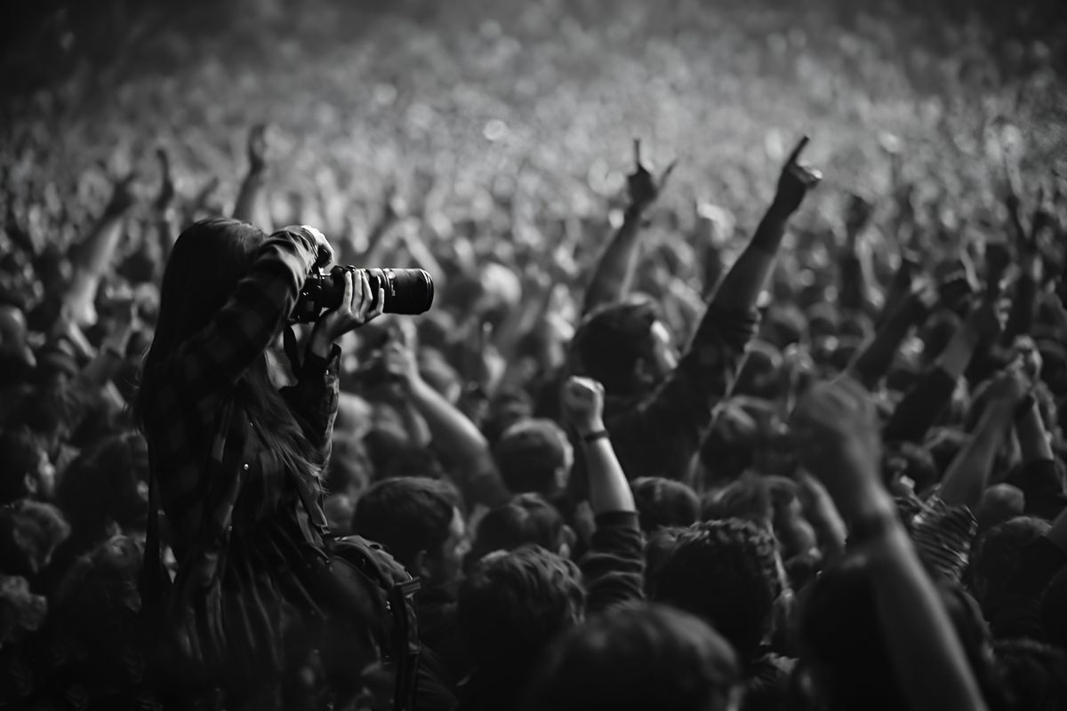 Las producciones de fotografías de Jimena Savelli se caracterizan por estar hechas desde el público en un recital de rock. Las producciones de fotografías de Jimena Savelli se caracterizan por estar hechas desde el público en un recital de rock.