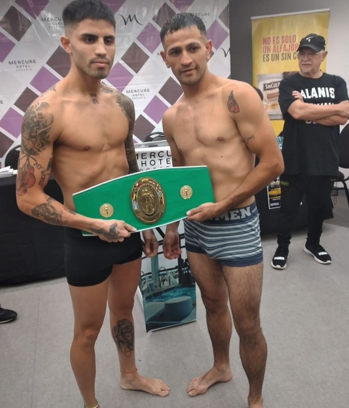 Jonathan Joel Arena (der.) posa junto a su rival Carlos María Alanís, con el cinturón en juego. Jonathan Joel Arena (der.) posa junto a su rival Carlos María Alanís, con el cinturón en juego.