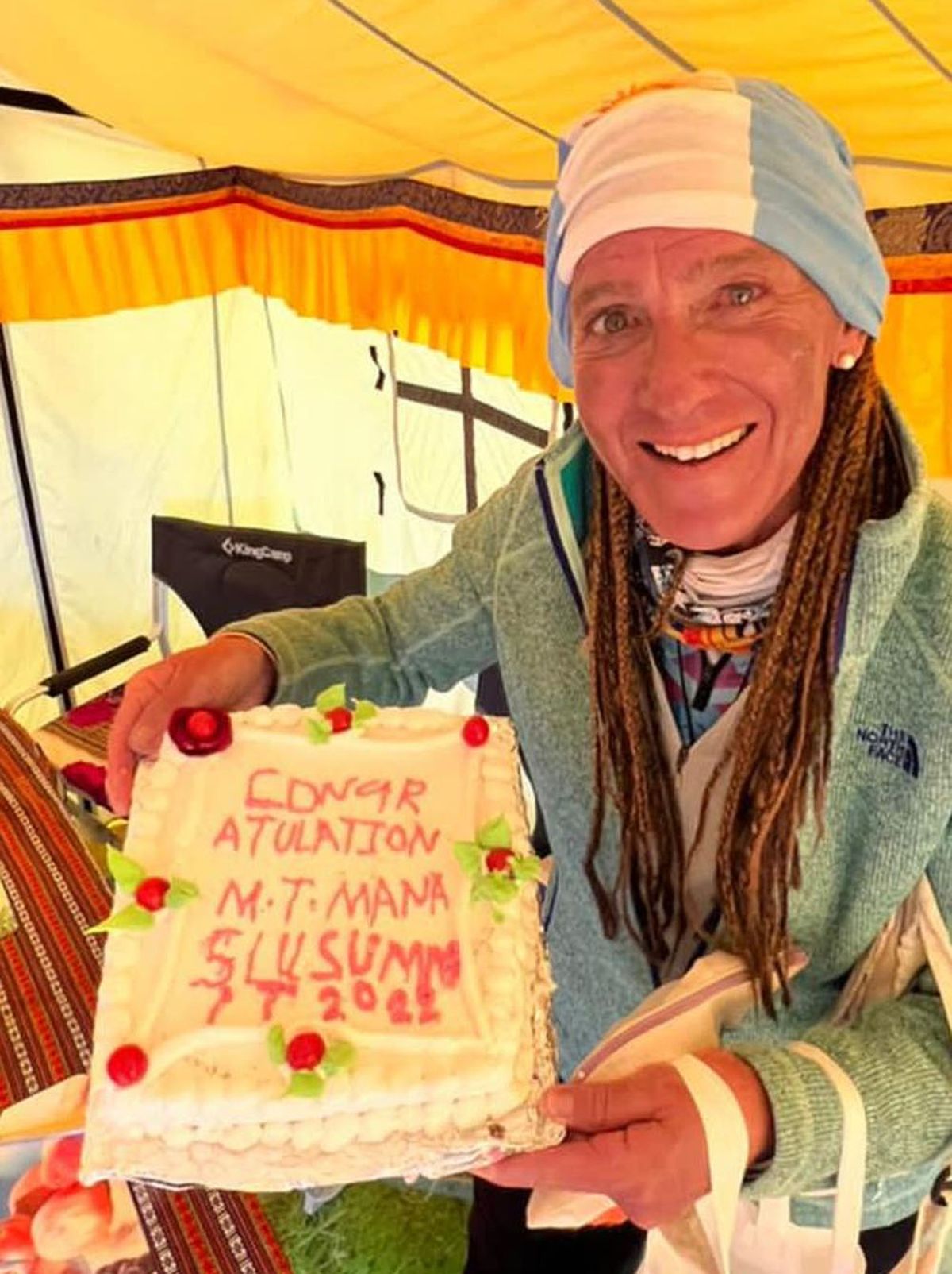 Cuando bajó de la cumbre del Manaslu, sana y salva, fue recibida por los sherpas y otros andinistas con muchas felicitaciones y una torta.