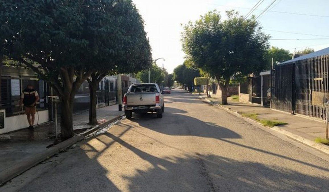 Los ladrones llegaron a la rotisería con intenciones de robo y ante la resistencia de los empleados del lugar, dispararon contra el local provocandole graves heridas a un hombre que murió en el hospital