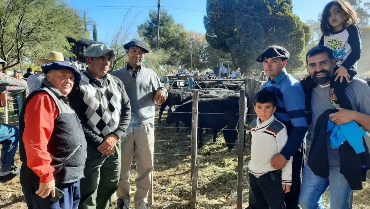 El veterinario Laureano Sosa (derecha) junto a productores en la Fiesta de la Ganadería.