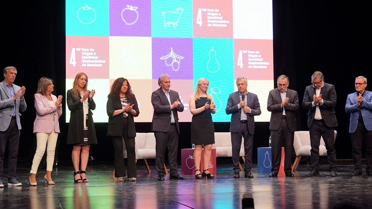 Autoridades en el Foro de Origen e Identidad Gastronómica de Mendoza 2023, entre ellos Alfredo Cornejo y Hebe Casado. Autoridades en el Foro de Origen e Identidad Gastronómica de Mendoza 2023, entre ellos Alfredo Cornejo y Hebe Casado.