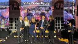 Noelia Rinaudo, en nombre de Doña Paula, recibió el premio Oro, de manos de Alfredo Cornejo. Noelia Rinaudo, en nombre de Doña Paula, recibió el premio Oro, de manos de Alfredo Cornejo.