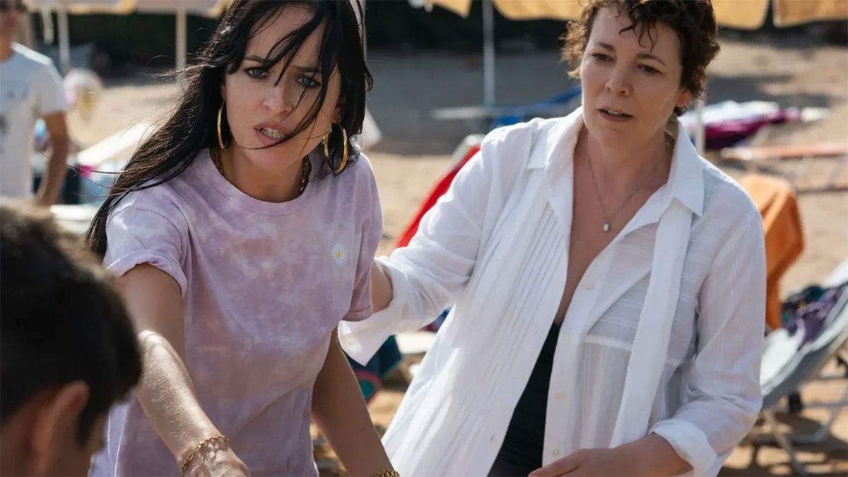 Dakota Johnson y Olivia Colman, en plena escena de La hija oscura, un éxito de Netflix.