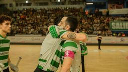 Gonzalo Nolo Romero es abrazado por un compañero del Sporting, que es finalista del Mundial de Clubes de hockey.
