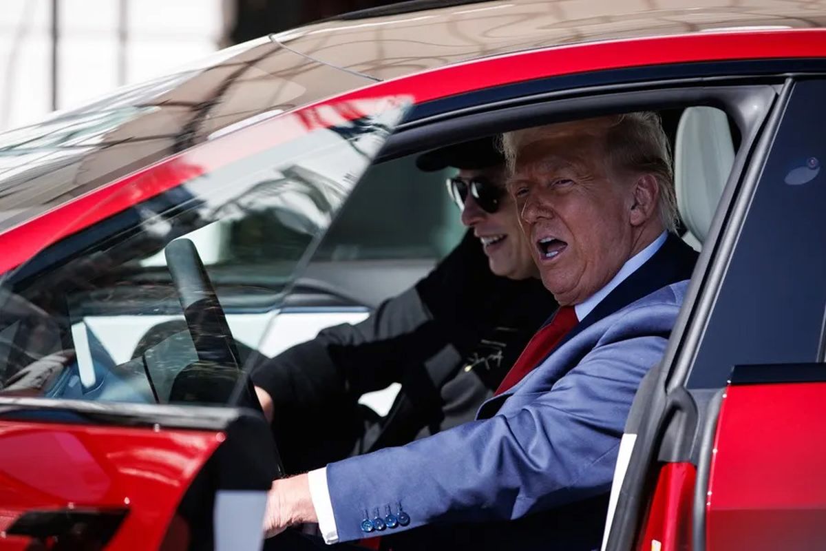 El presidente Donald Trump y Elon Musk, arriba de un Tesla, cuando la relación estaba bien. Crédito: EFE. El presidente Donald Trump y Elon Musk, arriba de un Tesla, cuando la relación estaba bien. Crédito: EFE.