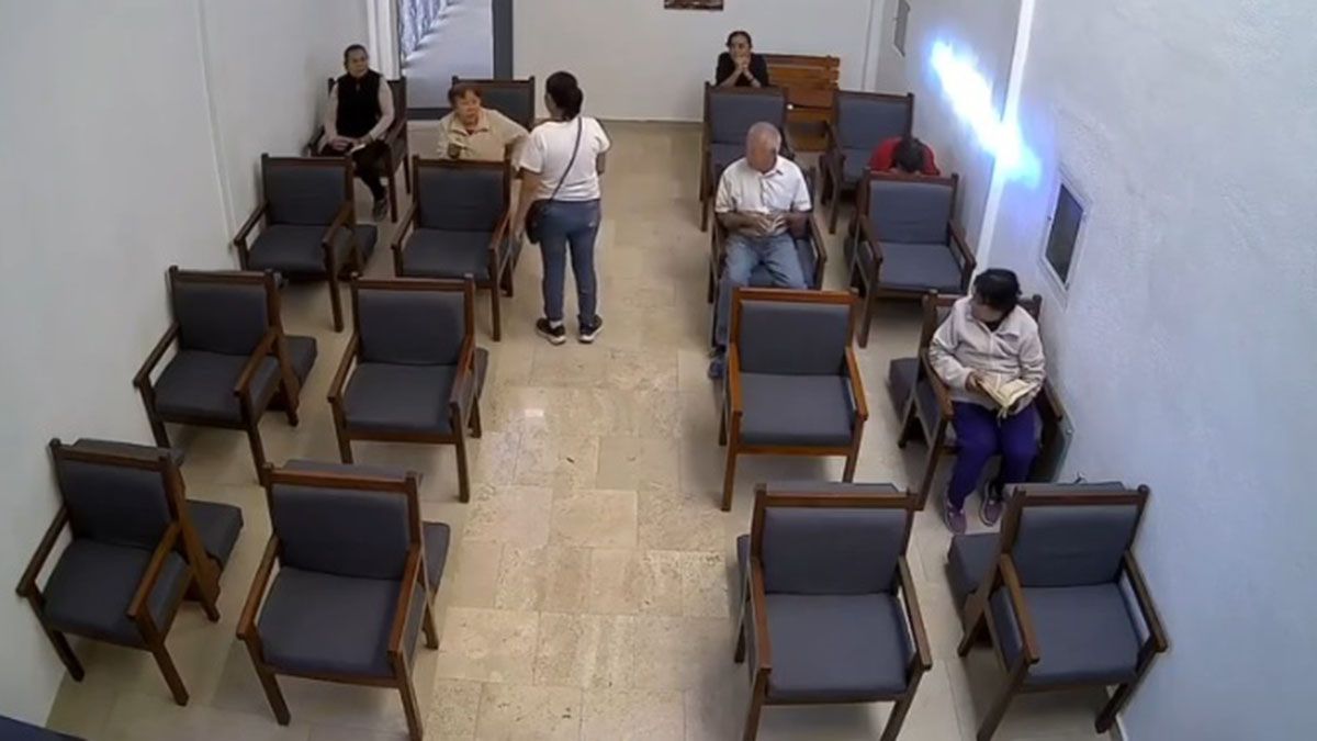 Una mujer fue filmada ingresando a una iglesia amenazando a los adultos mayores para que le entregaran dinero.