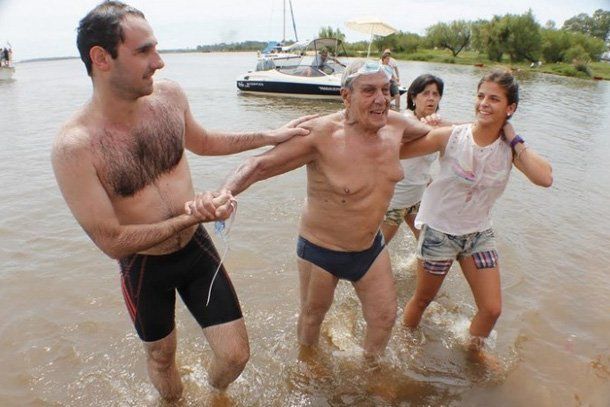 Con 83 años nadó de Colón a Paysandú para ayudar a un club