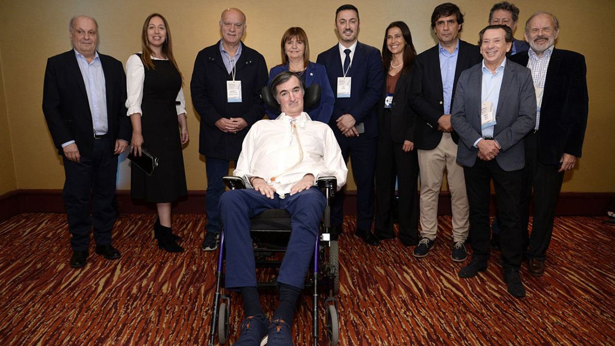 Patricia Bullrich y parte de su equipo. Allí están, entre otros, Luis Petri, María Eugenia Vidal, Néstor Grindetti y, en primera fila, Esteban Bullrich.