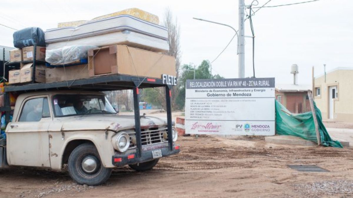 Una colorida caravana de vehículos de carga trasladó los muebles de las 60 familias que dejaron sus viviendas para reubicarse en los nuevos barrios.