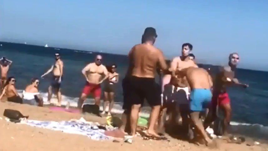Pelea multitudinaria en una playa