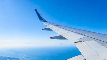¿Qué significa y por qué algunos aviones tienen las puntas de las alas dobladas?