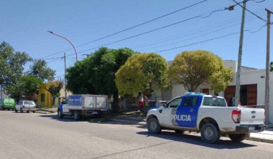 Los vecinos escucharon detonaciones de arma de fuego, llamaron a la policía y los efectivos al ingresar a la vivienda encontraron los cuerpos sin vida del matrimonio