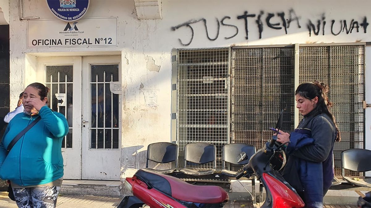 El frente de la Oficina Fiscal N°12 sufrió un ataque a pedradas y pintadas por parte de los manifestantes.