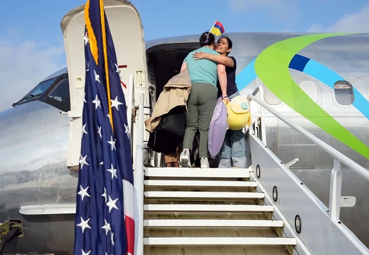 Fotografía publicada por la secretaria de Seguridad Interna, Kristi Noem, en su cuenta oficial de la red social X (@Sec_Noem) de una colombiana embarcando en el primer vuelo de autodeportados de Donald Trump. Crédito: EFE/@Sec_Noem.