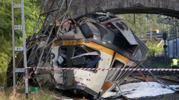 Hay argentinos entre los heridos tras descarrilar un tren en España