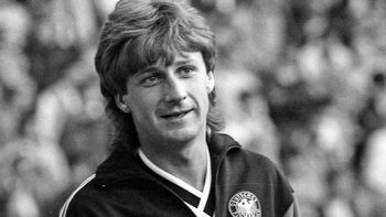 Murió Frank Mill, un campeón mundial con Alemania en Italia 90 que enfrentó a la Selección argentina