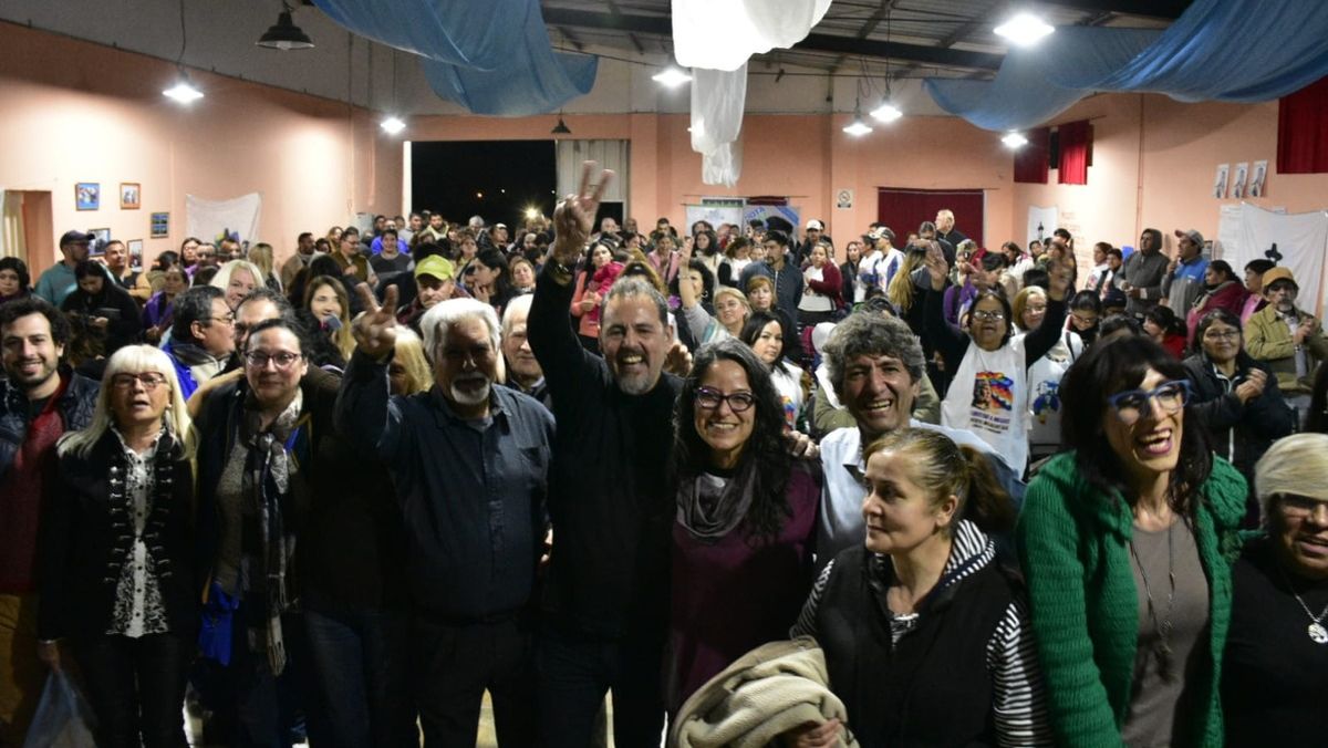 El abogado Alfredo Guevara (centro) durante su cierre de campaña en Lavalle. 