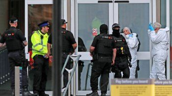Cuatro personas fueron acuchilladas en un centro comercial y hay un detenido