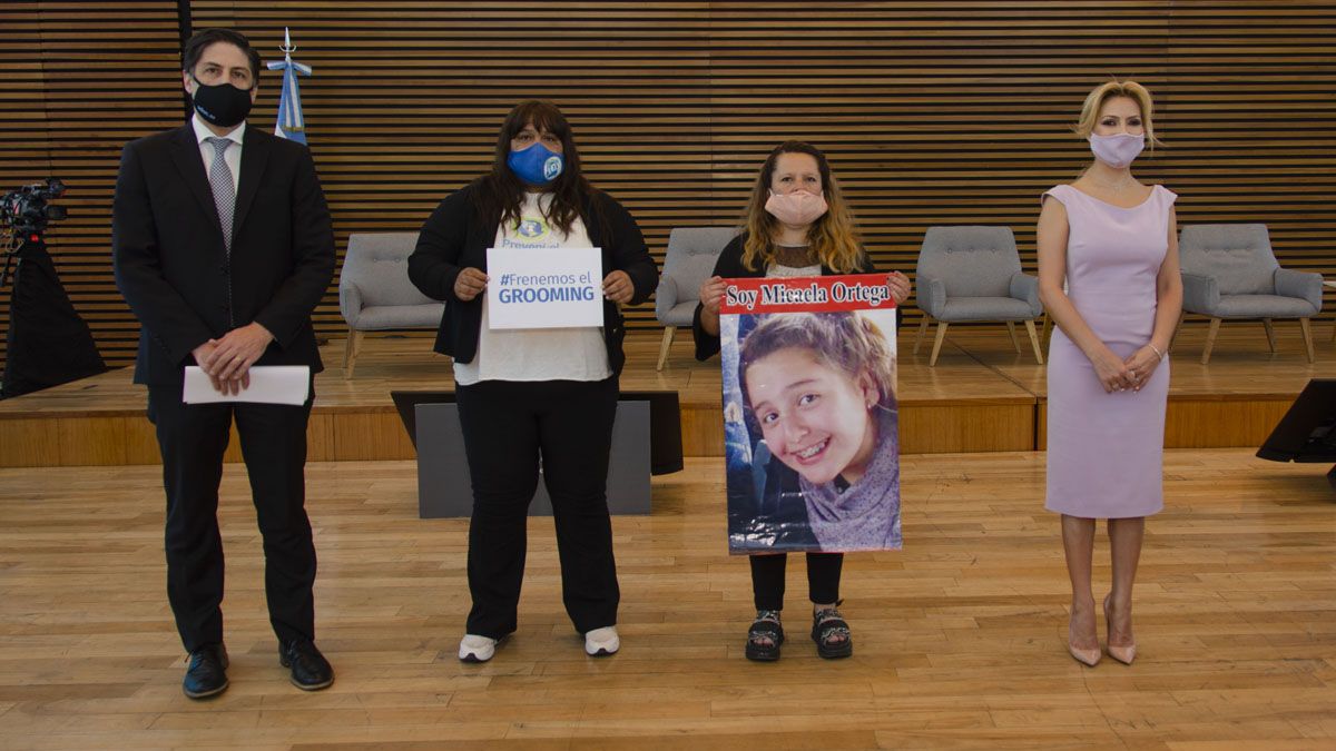 El ministro Trotta, Roxana Domínguez, la madre de Micaela Ortega con una gigantografía de la niña y la primera dama argentina, Fabiola Yañez, juntos en la cruzada contra el ciberacoso.