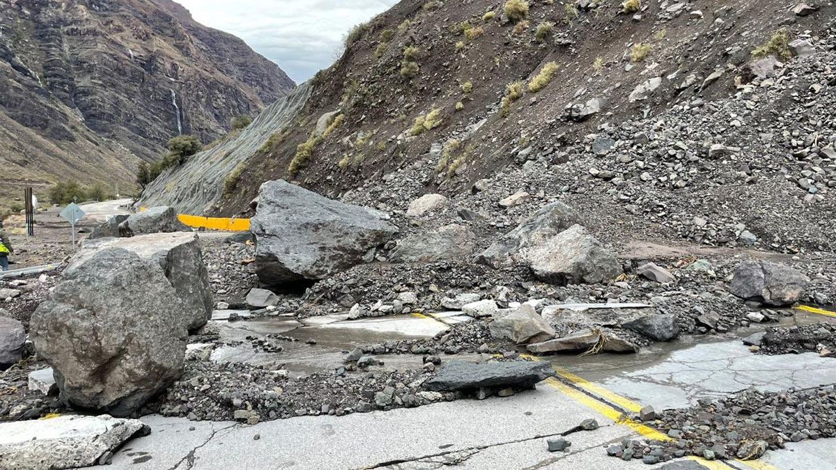 El desprendimiento de rocas gigantes destruyó y colapsó la ruta chilena en el Paso Cristo Redentor. El desprendimiento de rocas gigantes destruyó y colapsó la ruta chilena en el Paso Cristo Redentor.