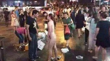 Una mujer se desnudó en la calle durante una pelea