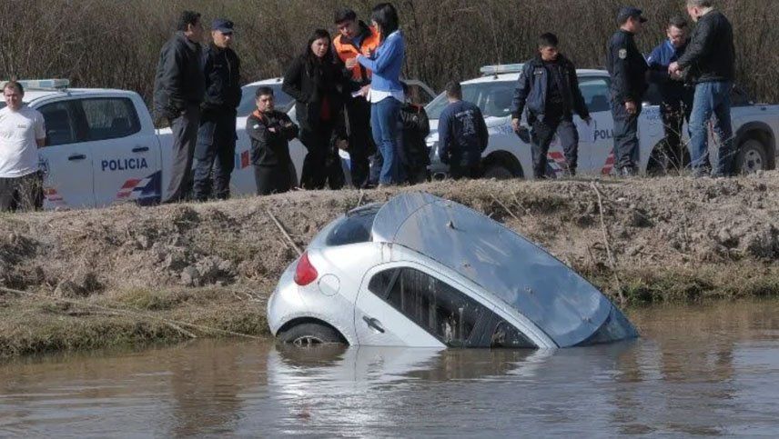 Robó el auto para ir a bailar, cayó ebrio a un lago, se salvó pero se olvidó de su amigo