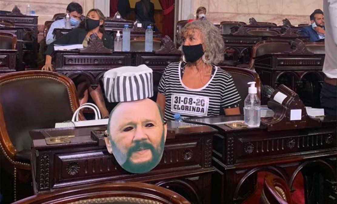 Mónica Frade, diputada de la Coalición Cívica, apareció disfrazada de reclusa como forma de protesta contra el gobernador de Formosa, Gildo Insfrán.&nbsp;