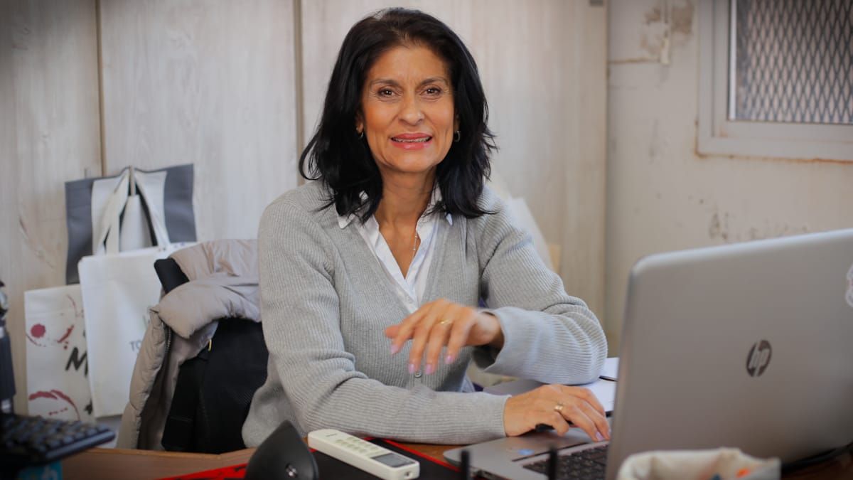 Patricia Velázquez es diseñadora industrial, tiene 59 años y hace 16 que fundó Todo Eco junto a su socia, Emilia Rozzi. Patricia Velázquez es diseñadora industrial, tiene 59 años y hace 16 que fundó Todo Eco junto a su socia, Emilia Rozzi.