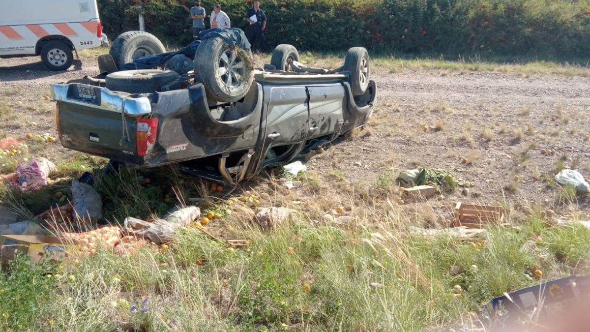 La camioneta volcó cuando transitaba por la vieja ruta 40