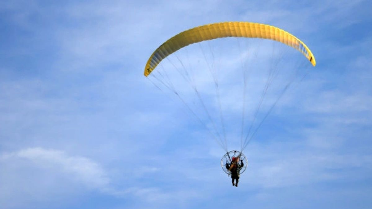 Un hombre murió tras un accidente en un parapente con motor. (imagen ilustrativa).
