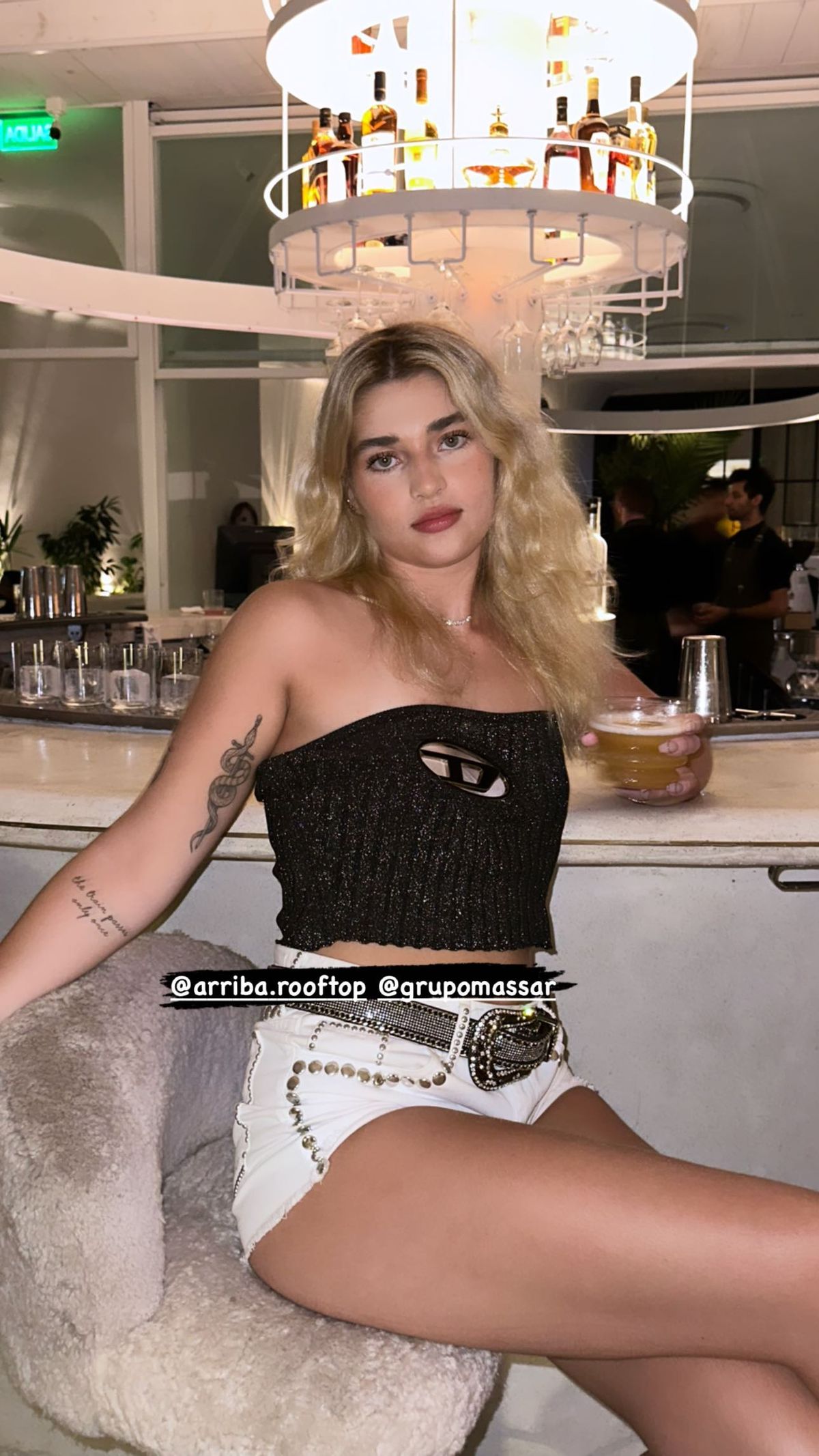 Las redes sociales explotaron y los seguidores enloquecieron con el look de Martita Fort que prendió fuego la noche porteña.