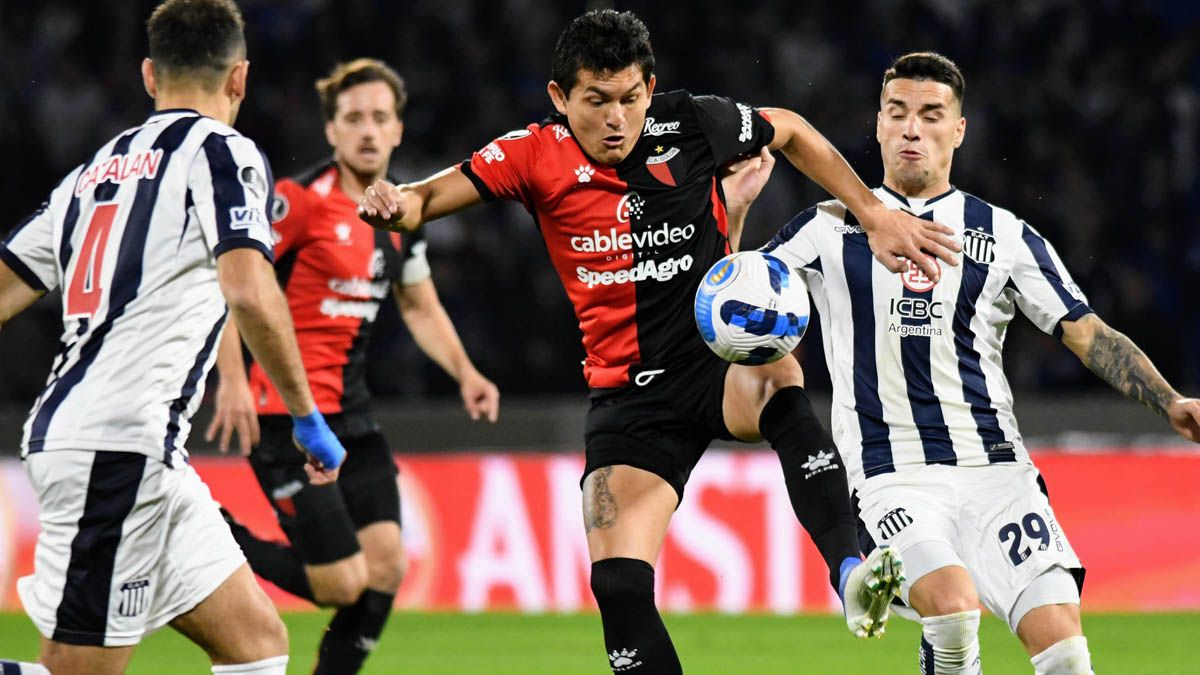 El Pulga Rodríguez ingresó y fue fundamental en Colón, que empató con Talleres de Córdoba.